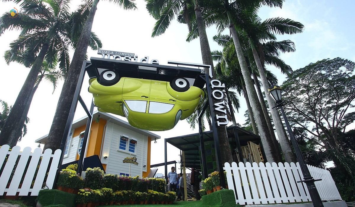 imej KL Upside Down House